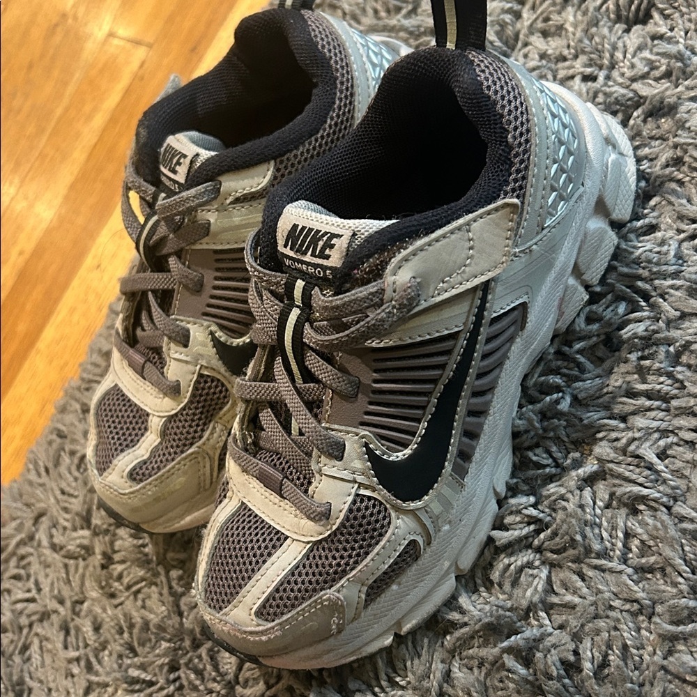 Nike Kids' Vomero 5 Sneaker Gray and Black Size 13C